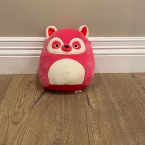 This is Luciathelemur she is a Kellytoy squishmellow and an amazing friend 💕